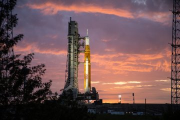 De SLS maanraket van NASA, met bovenin de Orion Capsule. (beeld: NASA)