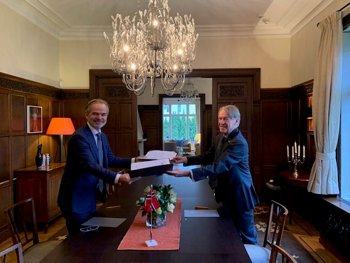 Ondertekening van de overeenkomst in Noorwegen door Christian Hauglie-Hanssen (links), directeur NOSA, en Tom van Oorschot, de Nederlandse ambassadeur.