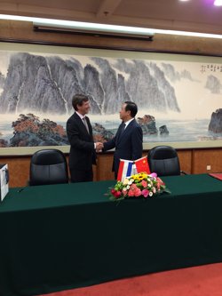 NSO Directeur Ger Nieuwpoort en Xu Dazhe van CNSA ondertekenden de overeenkomst in Beijing op 28 juni 2016.